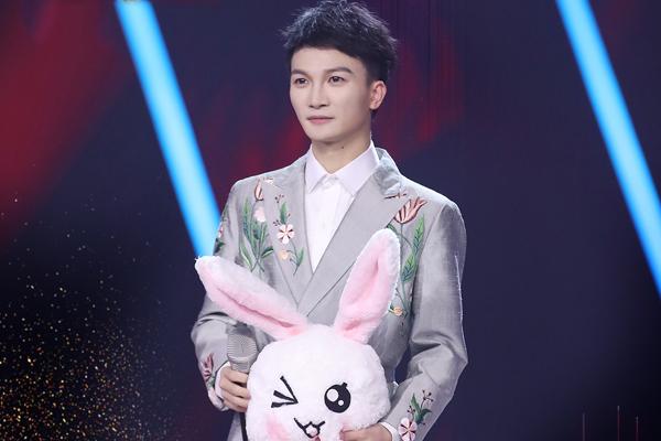蒙面唱将背包客周深揭面视频