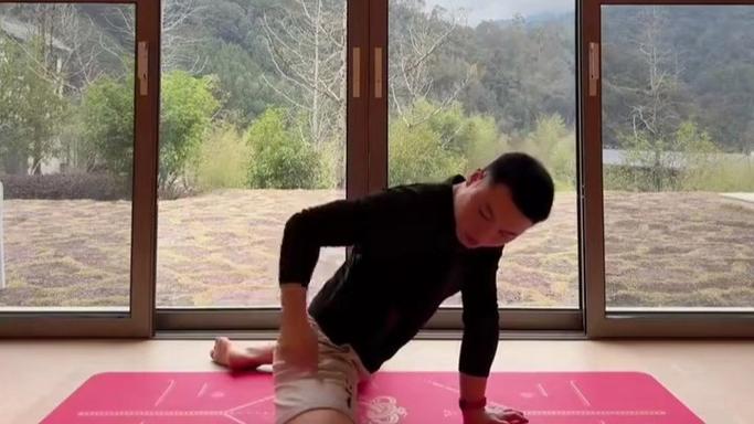 男生劈叉魔鬼训练
