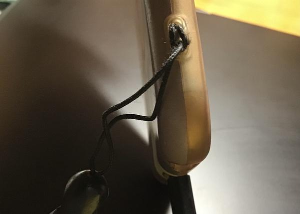 手机壳左边的两个小孔