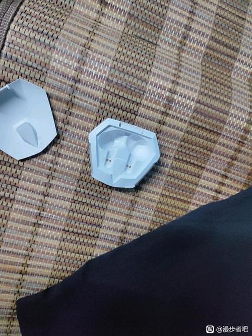 漫步者充电仓怎么拆开