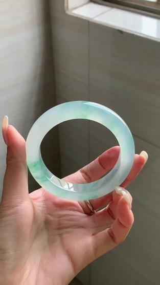 戴什么玉手镯最养人