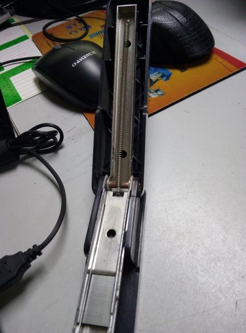 订书器的弹簧安装