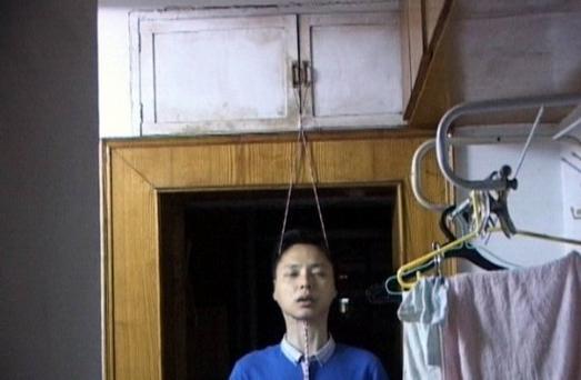 吊着的人最明显特征