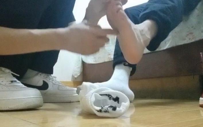 小学体检要脱鞋挠脚心