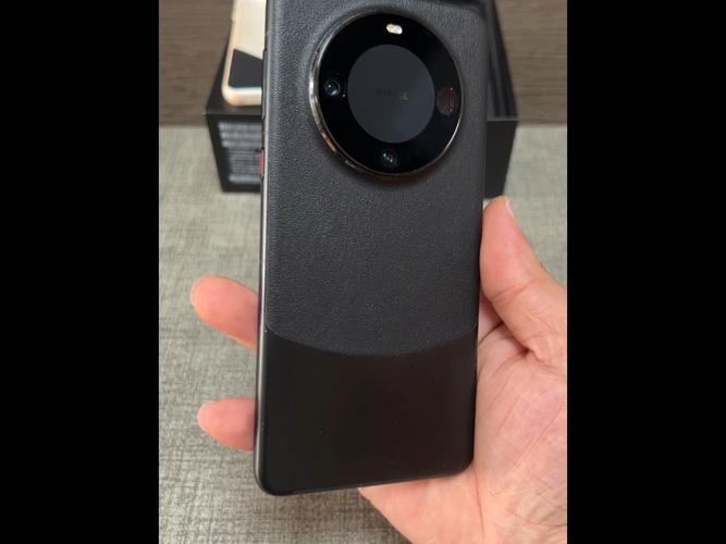 华为mate60pro边框划痕
