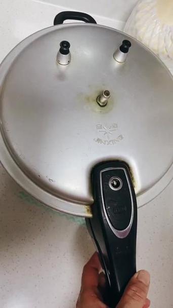 高压锅盖子卡住了打不开