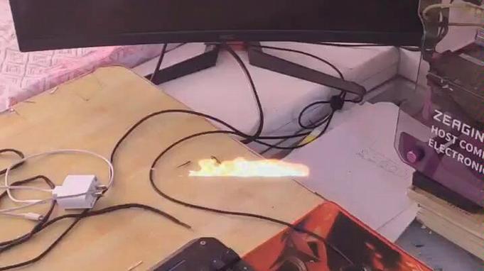 电脑关机了鼠标键盘灯还亮着正常吗