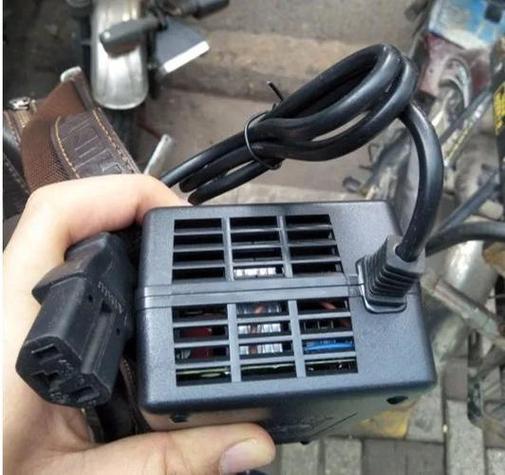 电动车充电器嗡嗡响
