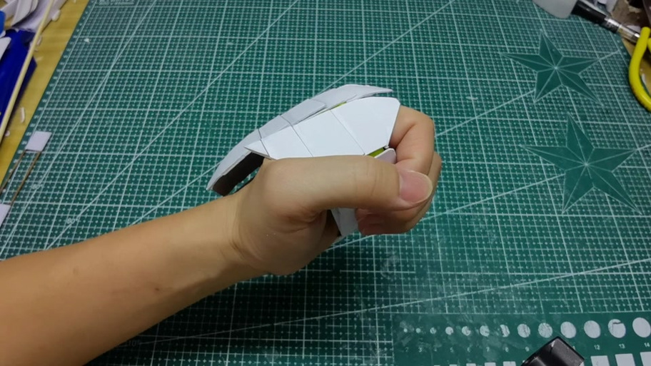 用纸折一个.钢铁侠.手指怎么折