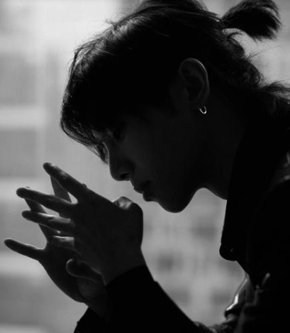 扎辫子的男生头像