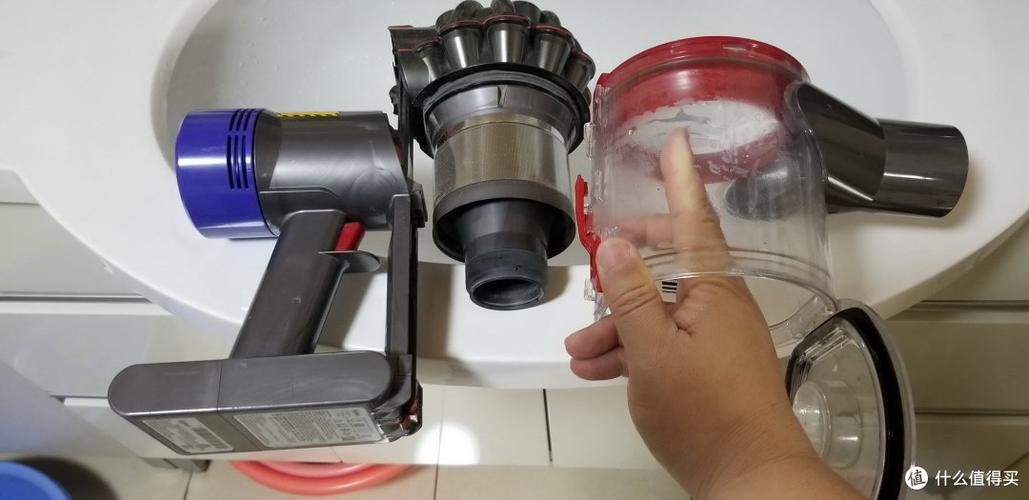 戴森吸尘器滚轮怎么拆