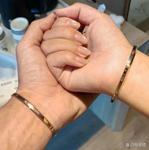 手镯能左右手各戴一个吗