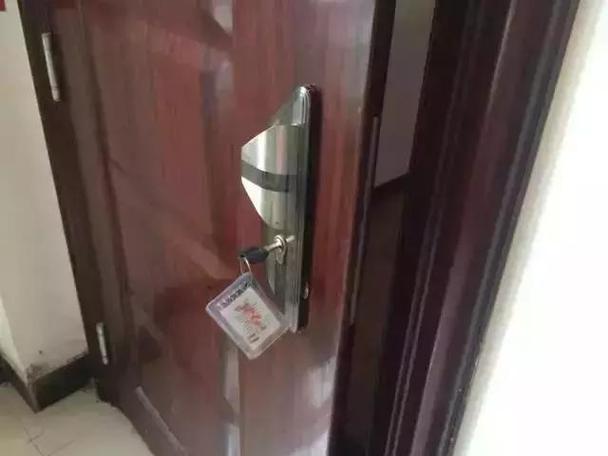 钥匙可以转动可是拔不出来