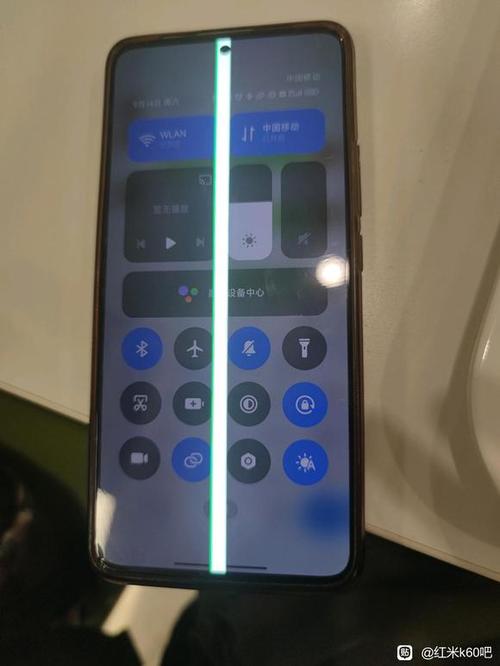 手机屏幕上出现了一条白线什么情况