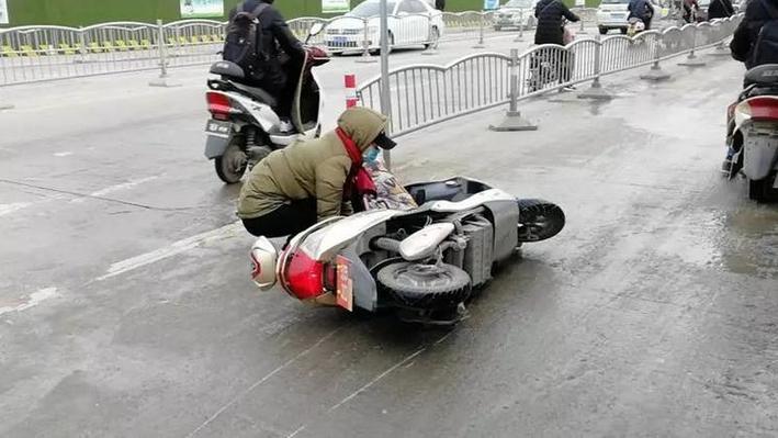 骑电动车感觉后轮打滑