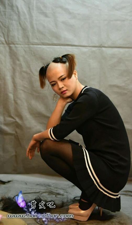女生剃光头涂绝毛膏
