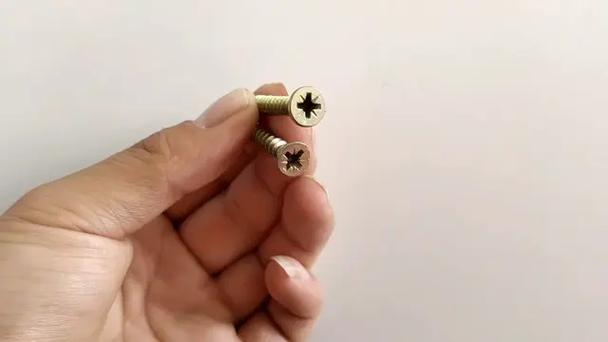小十字螺丝没有螺丝刀怎么拧开来
