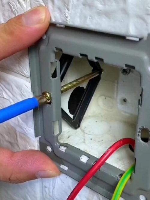 墙上开关坏了怎么修