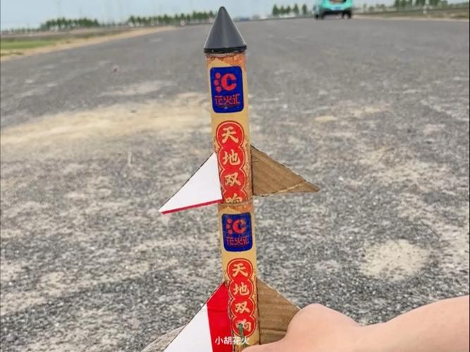 烟花火箭怎么飞行