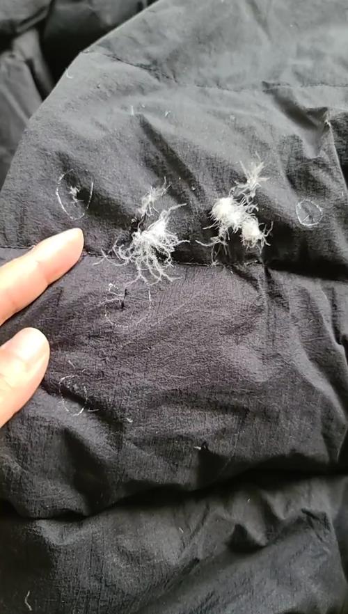 羽绒服钩破洞修补图片