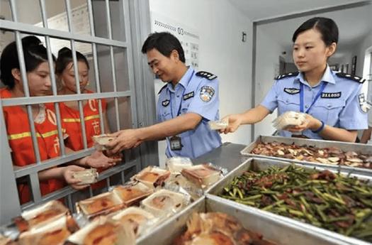 女生进看守所跪趴检查什么