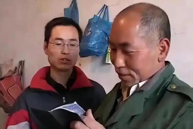 给村里的叔叔报恩的大学生