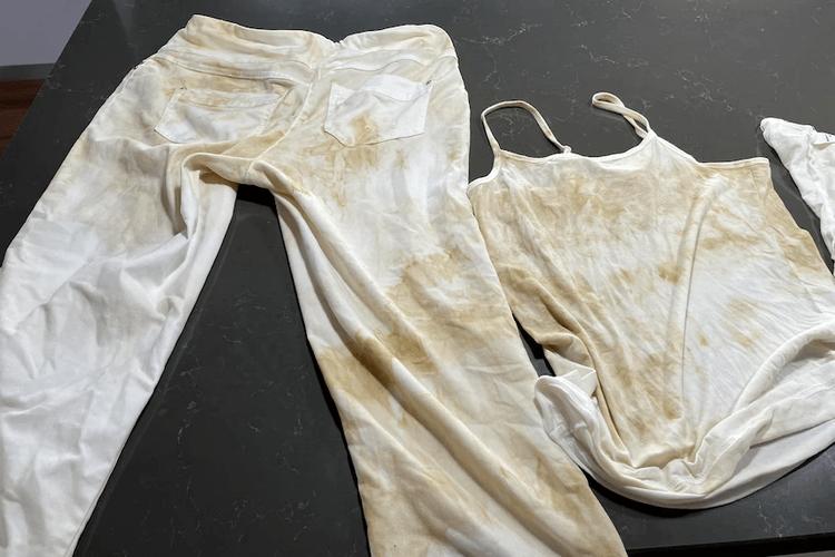 衣服被浑浊的水洗黄了