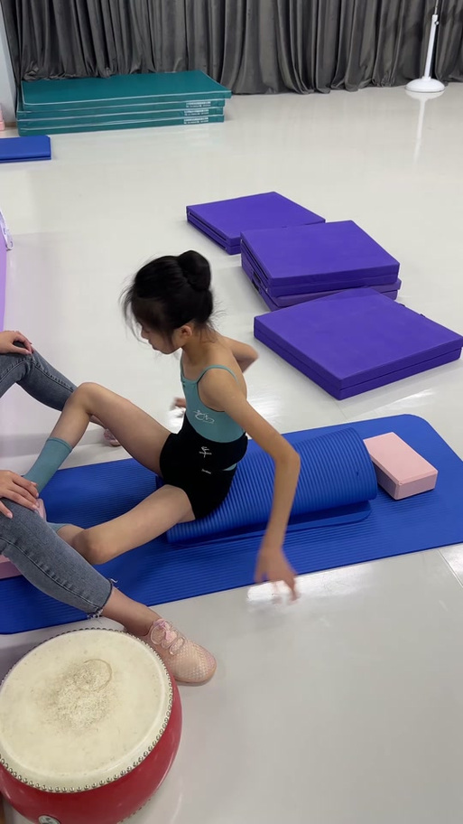 女孩舞蹈痛苦压腿开胯训练小说
