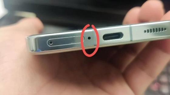 不小心捅了麦克风孔