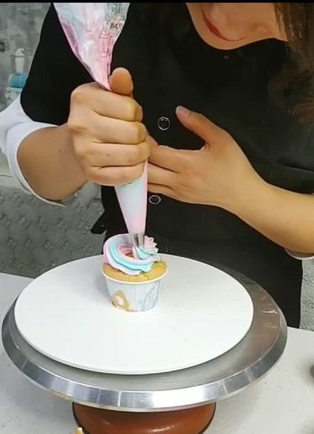 做蛋糕时挤奶油的叫啥 做蛋糕时挤奶油的叫啥