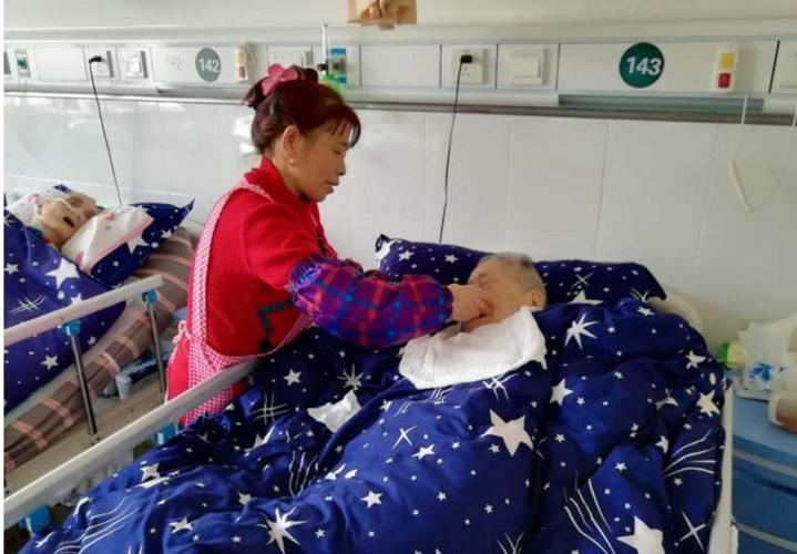 护工向病人家属要红包