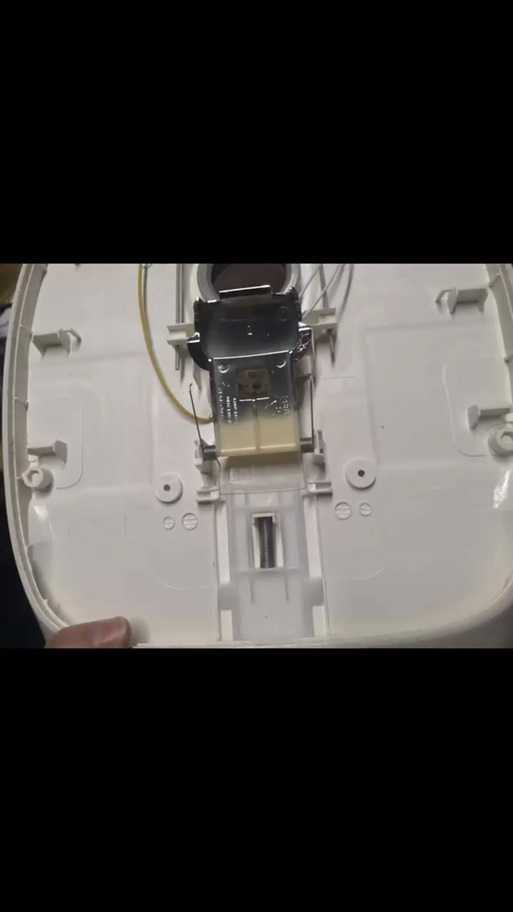 电饭煲上盖弹簧开关安装图