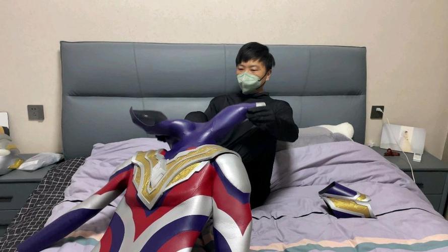 奥特曼皮套穿戴过程