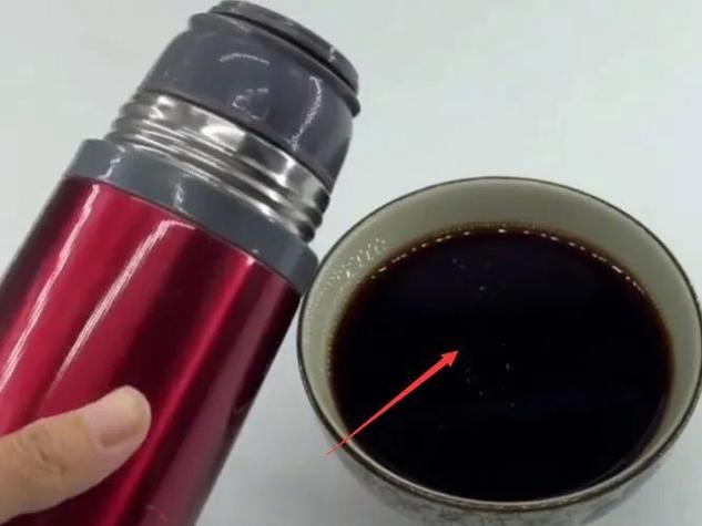 摇晃保温杯的危害