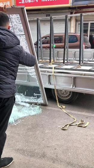 推拉门玻璃突然爆裂的原因