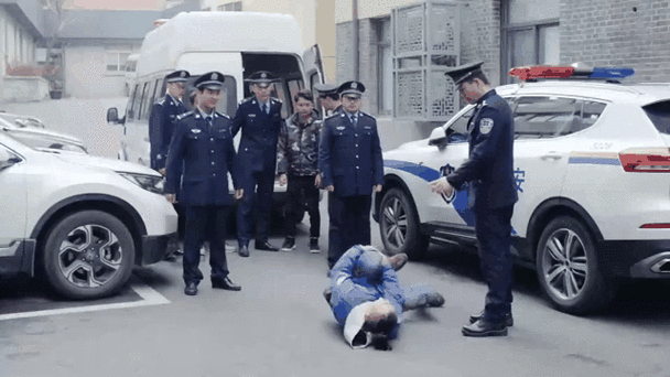 男警察爱上小混混