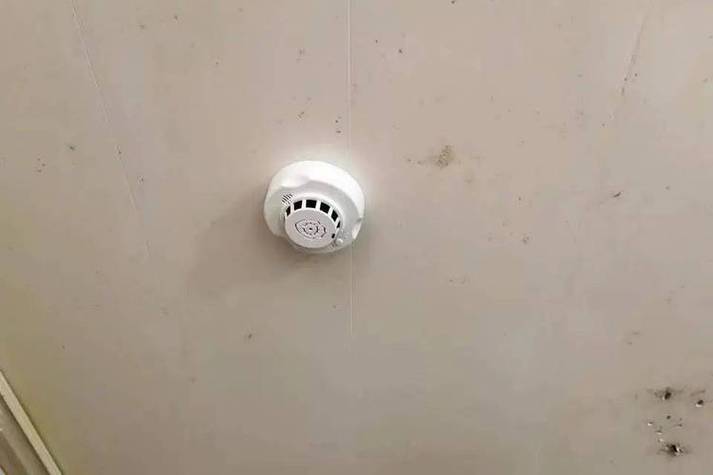 天花板报警器红灯一直亮