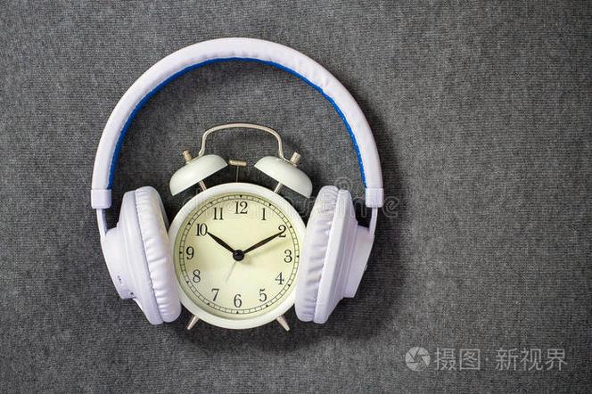 设闹钟带上耳机能听到吗
