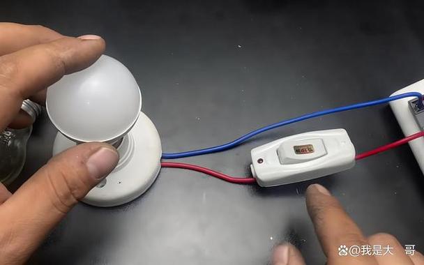 关灯后灯泡一直有亮光