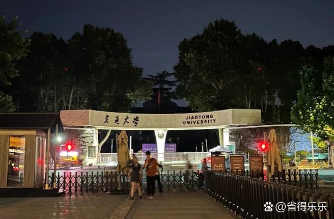 夜晚的校园是安静的 夜晚的校园是安静的