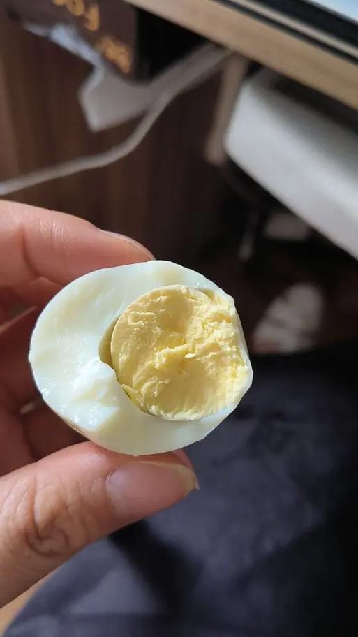 鸡蛋敲开蛋黄是白的