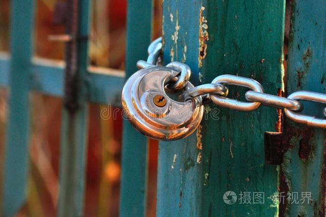 门能反锁但是打不开