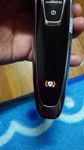 飞利浦剃须刀充电器一直亮绿灯