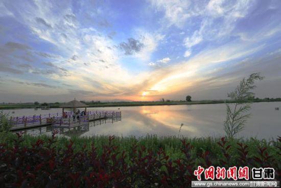 潋滟旖旎的意思