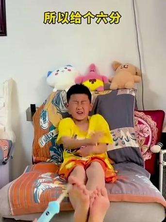 3年小男孩脱鞋挠脚心的方法截图2