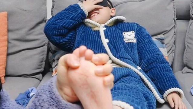 3年小男孩脱鞋挠脚心的方法截图3