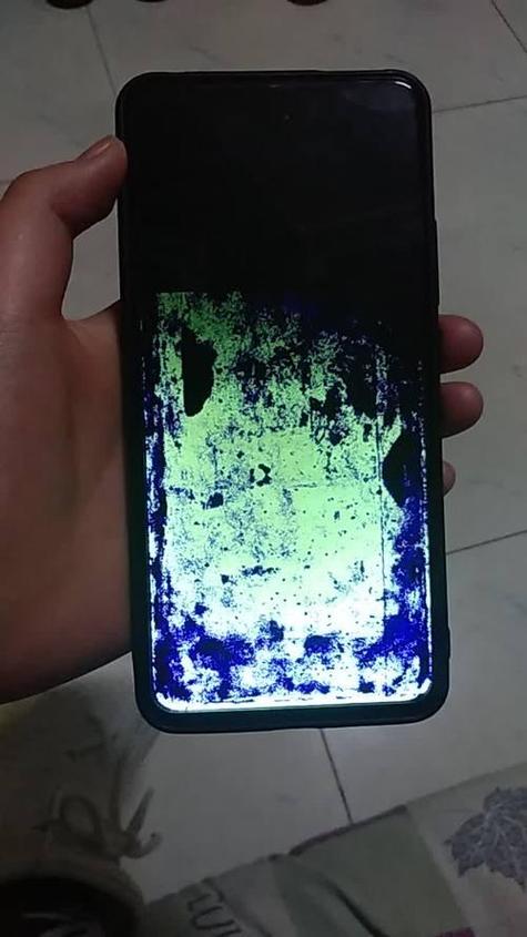 iphone液晶屏摔漏液