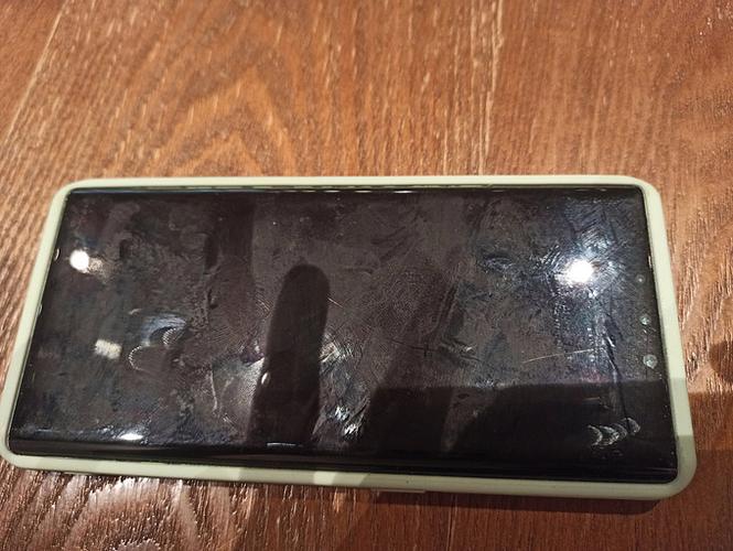 华为mate30pro边框划痕