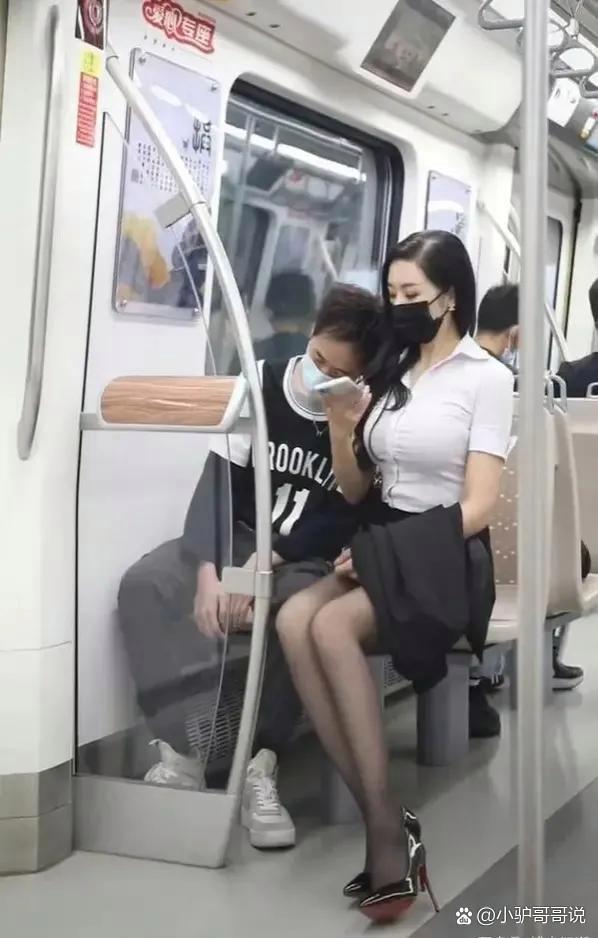 男生靠女生肩膀上代表什么截图2