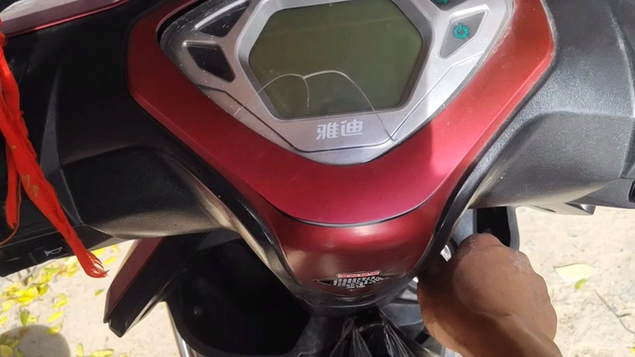 电瓶车左转向灯一直闪烁